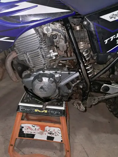 Moto de enduro azul TTR - miniatura 5