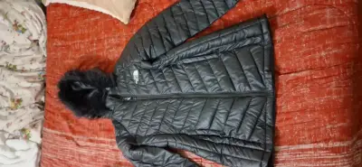 Parka negra con capucha - miniatura 2