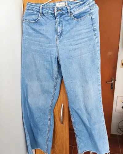 Jeans azules deshilachados - miniatura 1