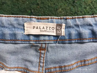 Jeans azules deshilachados - miniatura 4