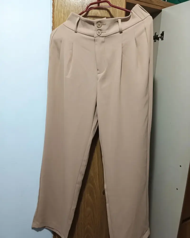 Pantalones beige con doble botón - 1