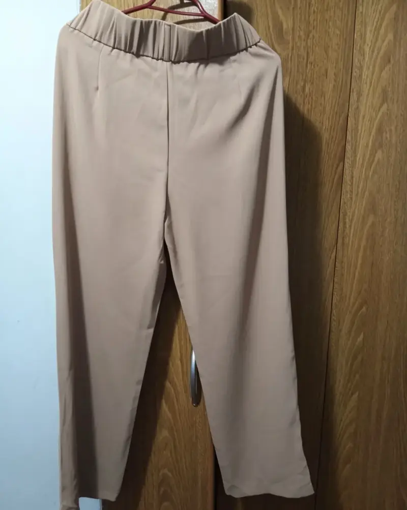 Pantalones beige con doble botón - 2