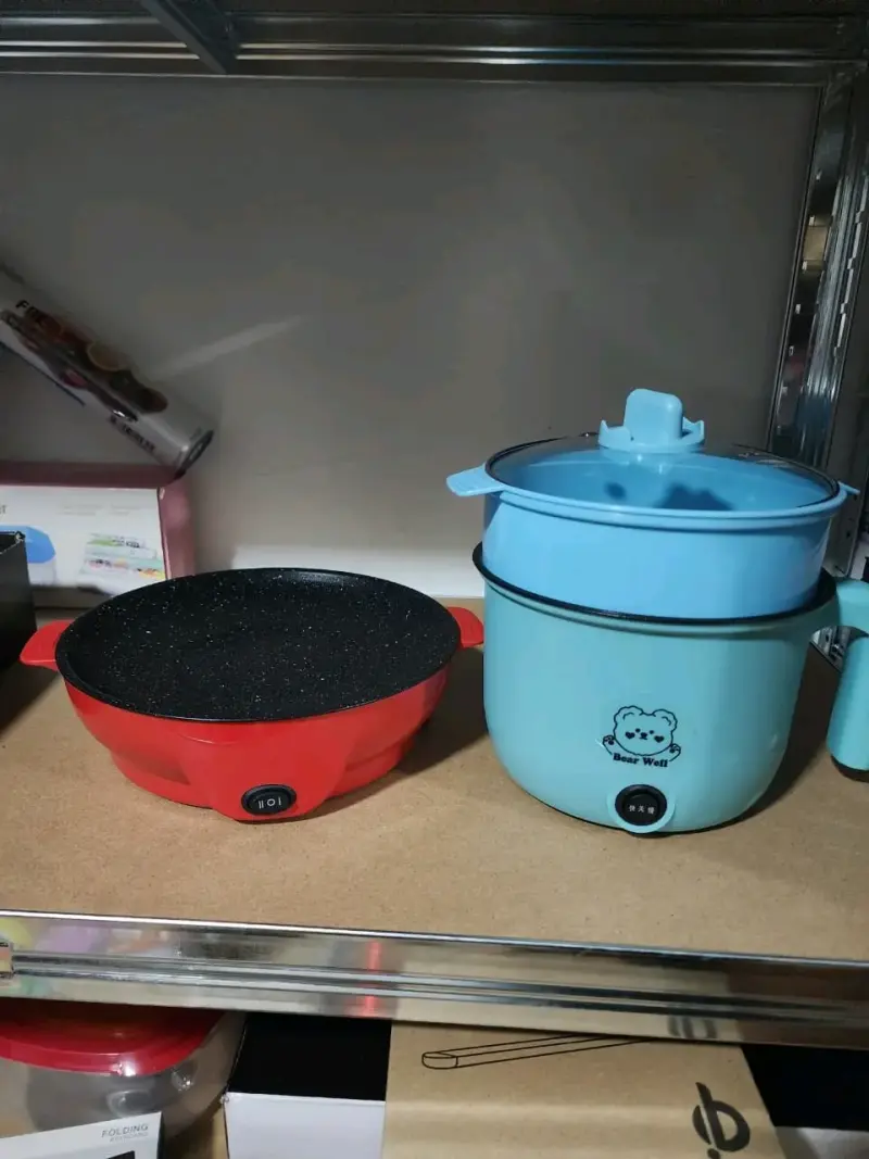 Olla eléctrica azul y sartén rojo