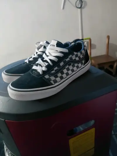 Zapatillas Vans cuadros blancos y negros - miniatura 1