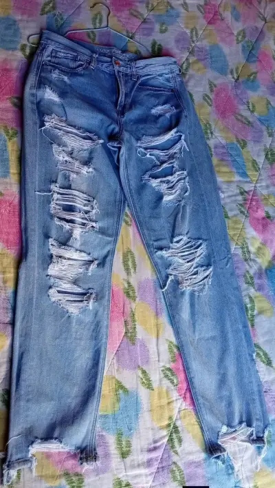 Mom Jeans azules rasgados de moda - miniatura 1