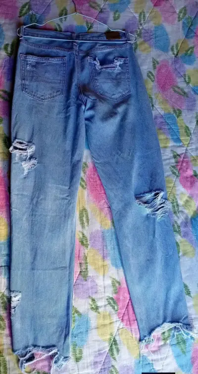 Mom Jeans azules rasgados de moda - miniatura 2