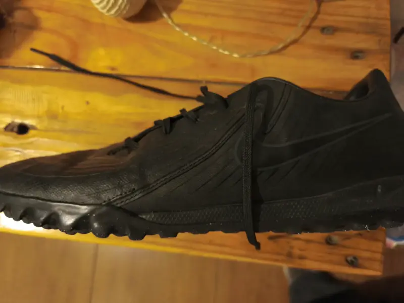 Zapatos de fútbol pasto sintético negras Nike