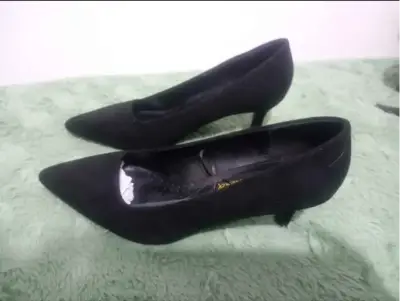 Zapatos negros de tacón bajo - miniatura 2