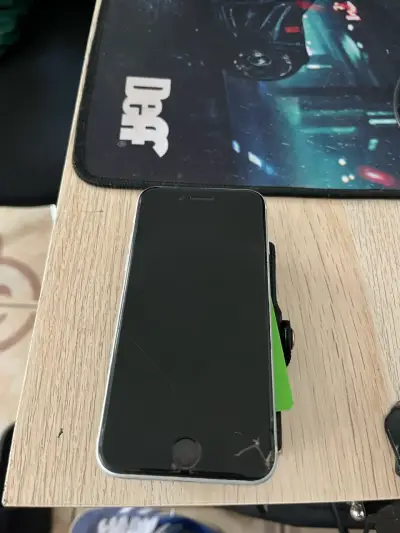 Iphone se con detalles esteticos - miniatura 1