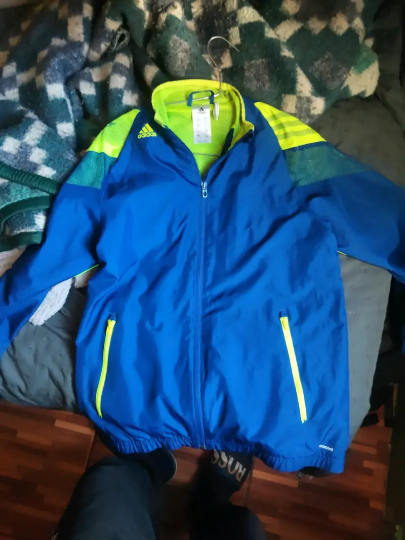 Cortaviento Adidas azul y amarillo - 1
