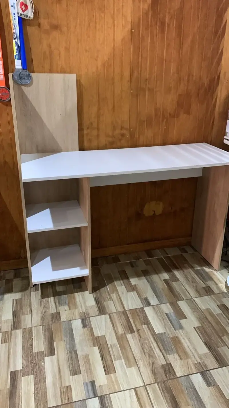 Escritorio con estantes