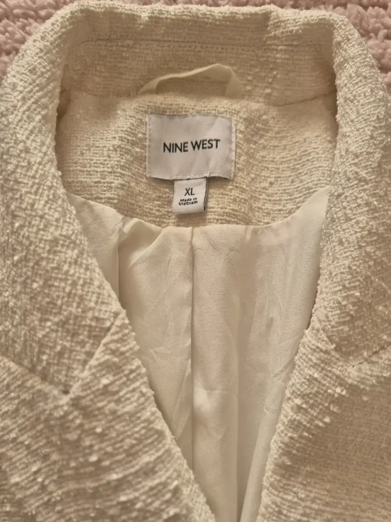 Blazer blanco con botones dorados - 2