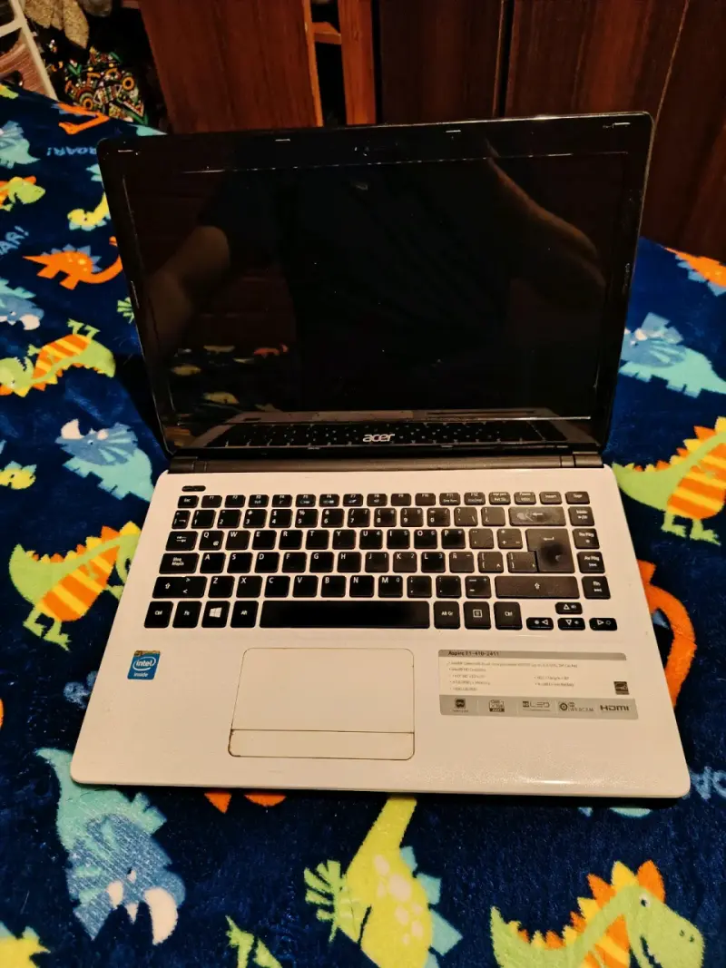 Laptop color blanco con cargador - 2