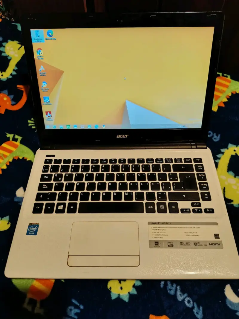 Laptop color blanco con cargador - 3