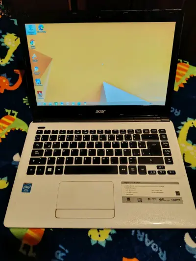 Laptop color blanco con cargador - miniatura 3