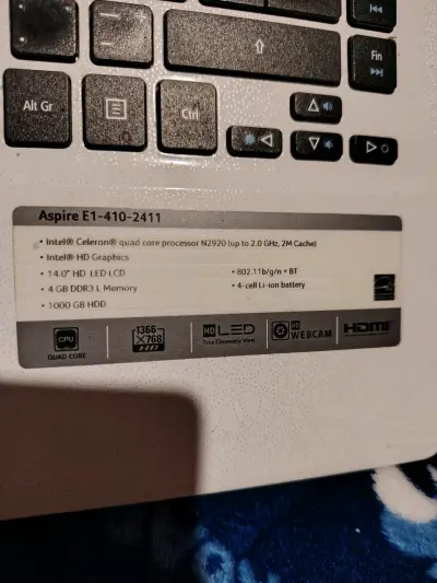 Laptop color blanco con cargador - miniatura 5