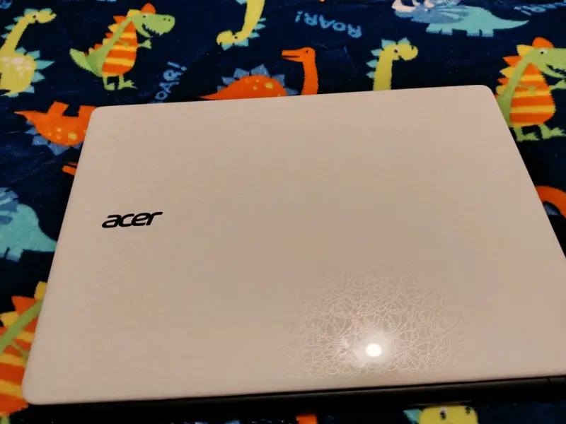 Laptop color blanco con cargador - 6