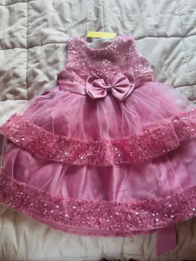 Vestido rosa con lentejuelas - miniatura 1