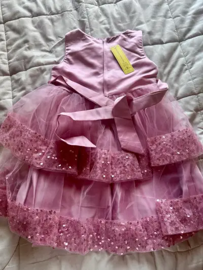 Vestido rosa con lentejuelas - miniatura 2