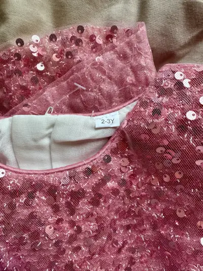 Vestido rosa con lentejuelas - miniatura 3