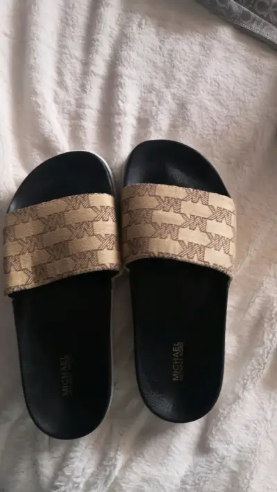 Sandalias planas MK con diseño beige - miniatura 1