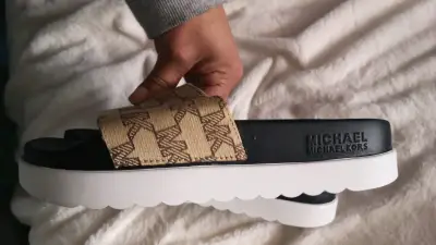 Sandalias planas MK con diseño beige - miniatura 2