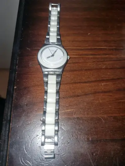 Reloj swatch metálico con correa blanca - miniatura 1