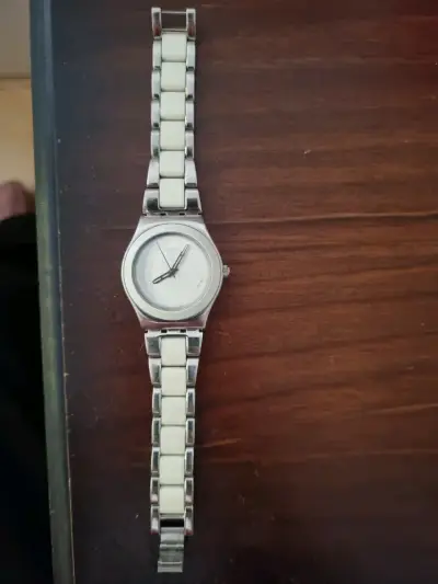 Reloj swatch metálico con correa blanca - miniatura 2