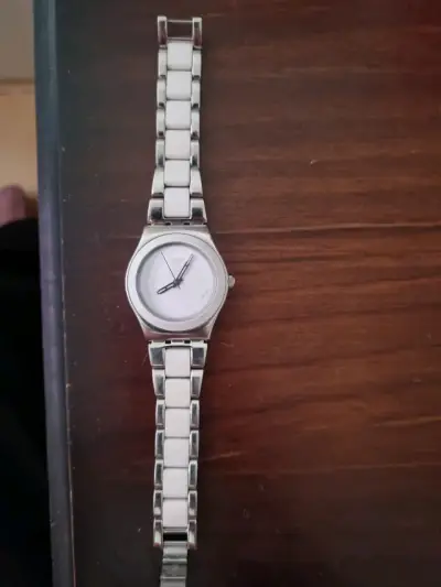 Reloj swatch metálico con correa blanca - miniatura 3
