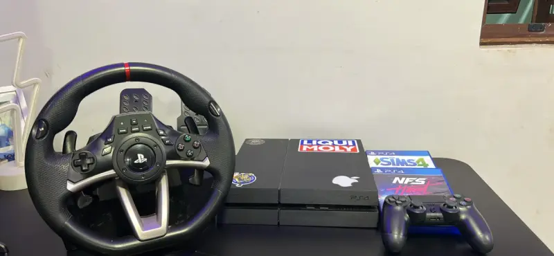Consola PS4 con volante y juegos - 1