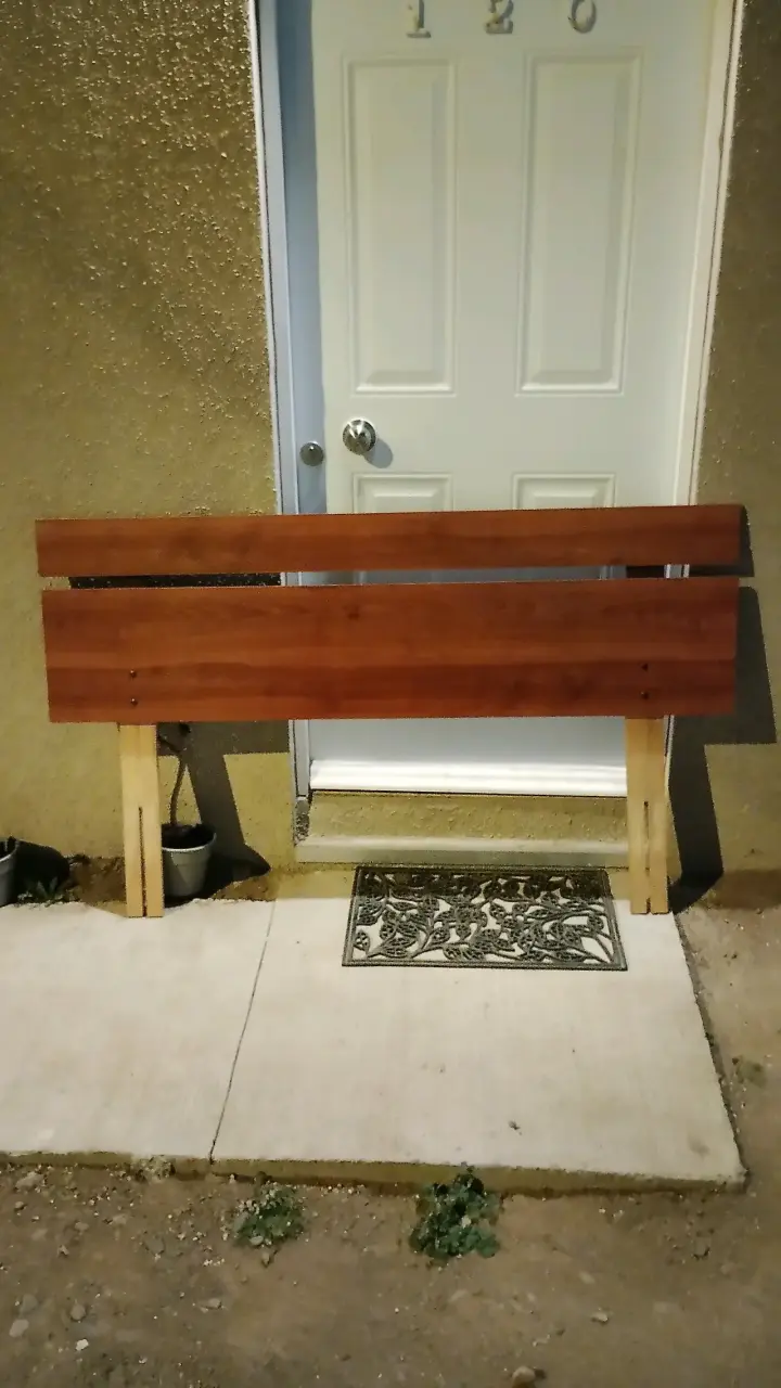 Respaldo de cama de madera