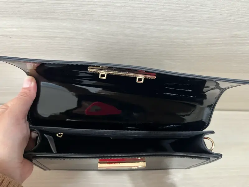 Cartera charol negra de mano - 4