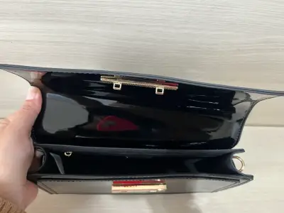 Cartera charol negra de mano - miniatura 4