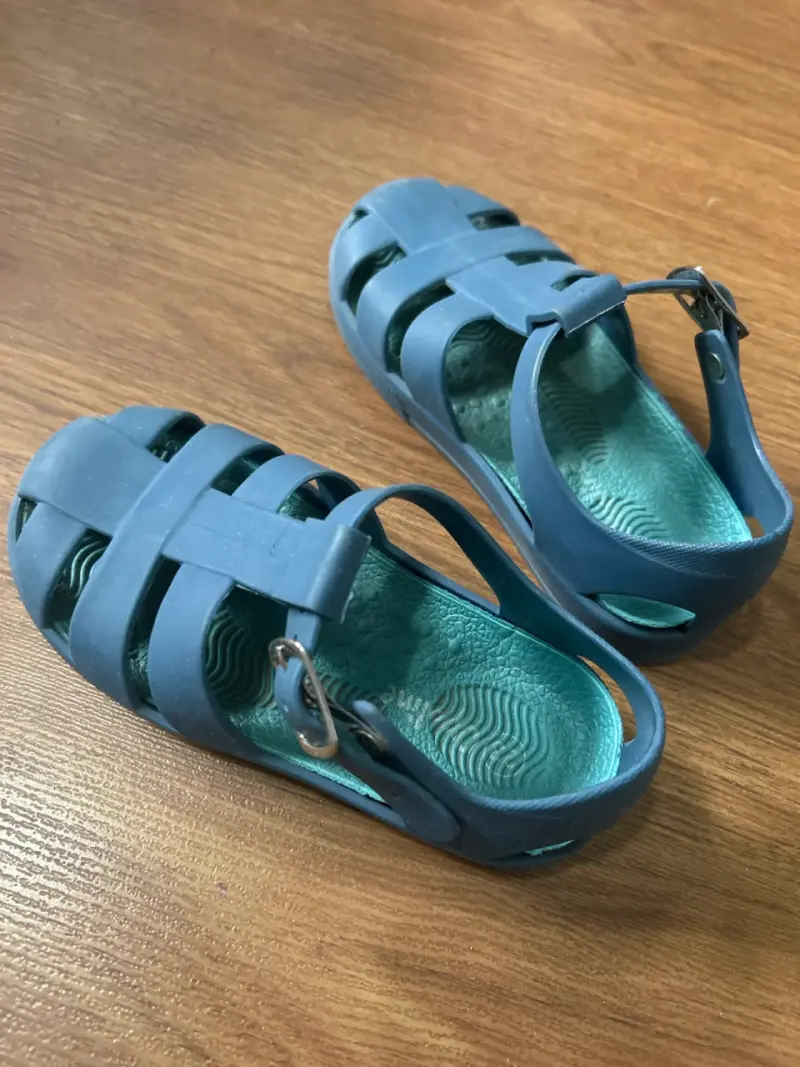 Sandalias de goma azul para niño