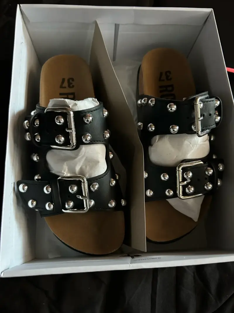 Sandalias de charol con tachas - 1