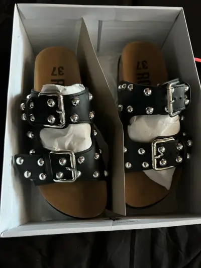 Sandalias de charol con tachas - miniatura 1