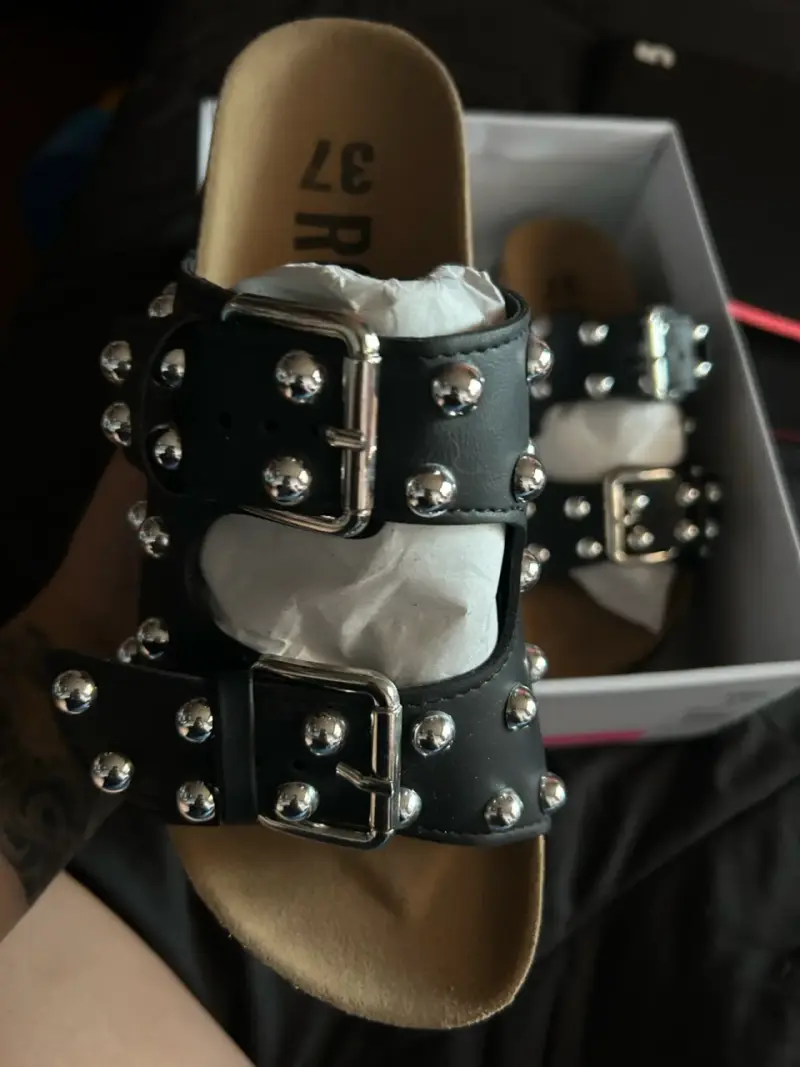 Sandalias de charol con tachas - 4