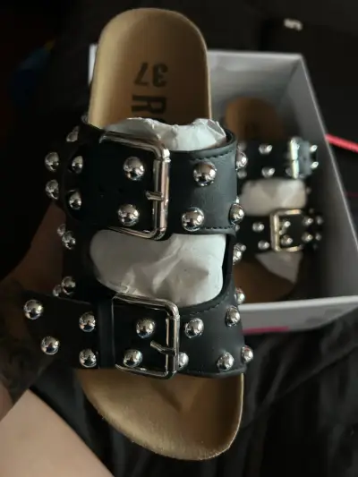 Sandalias de charol con tachas - miniatura 4