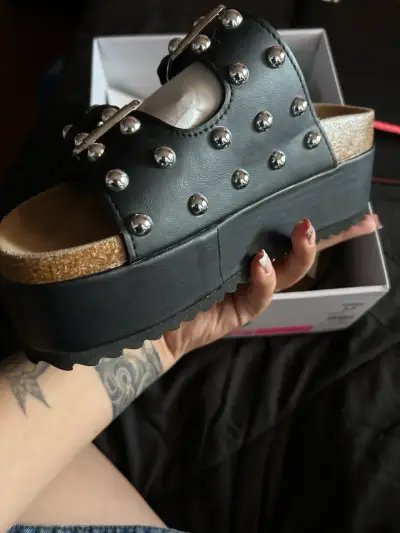 Sandalias de charol con tachas - miniatura 5