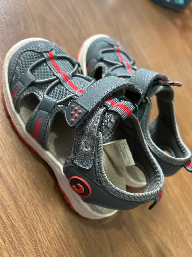 Sandalias gris y rojo - 1