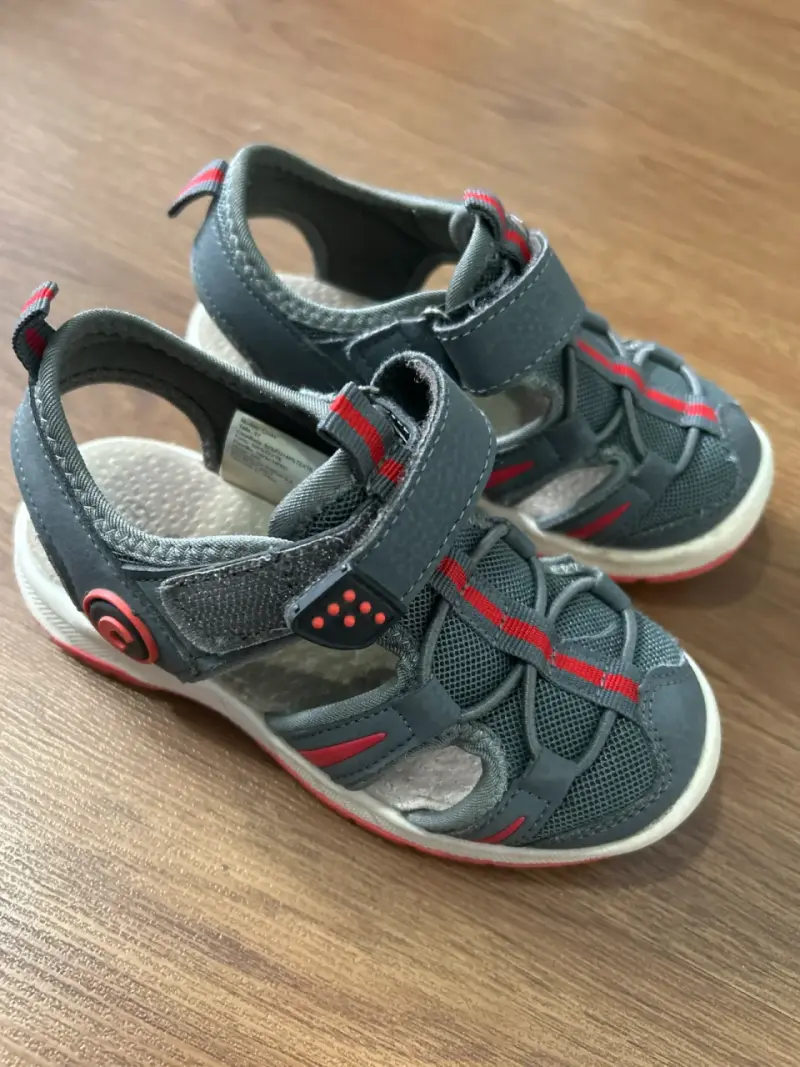 Sandalias gris y rojo - 2