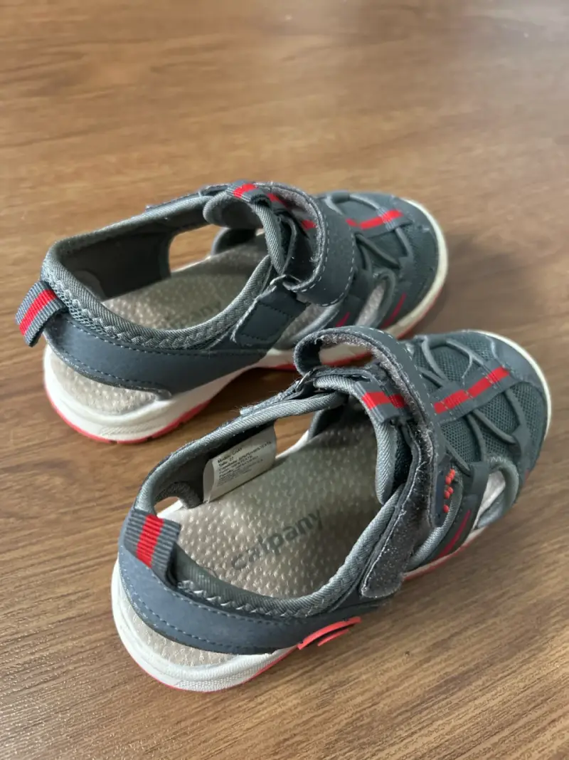 Sandalias gris y rojo - 3