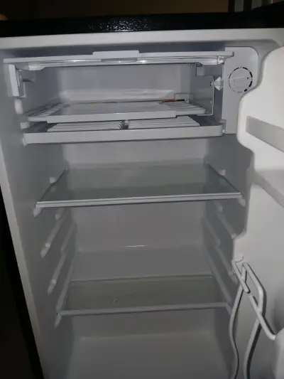 Mini Refrigerador portátil negro - miniatura 2