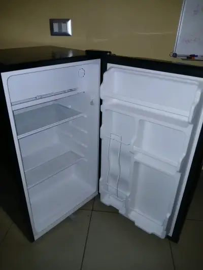 Mini Refrigerador portátil negro - miniatura 3