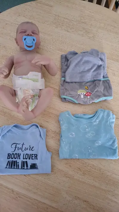 Muñeco reborn bebé con ropita - miniatura 1