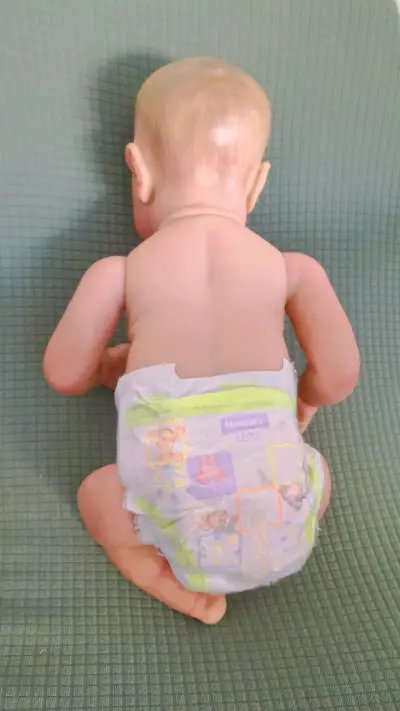 Muñeco reborn bebé con ropita - miniatura 2