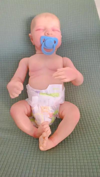 Muñeco reborn bebé con ropita - miniatura 3