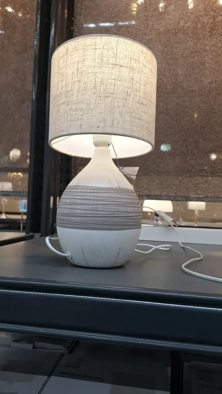 Lámpara de mesa beige moderna