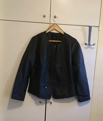 Chaqueta negra acolchada - miniatura 1