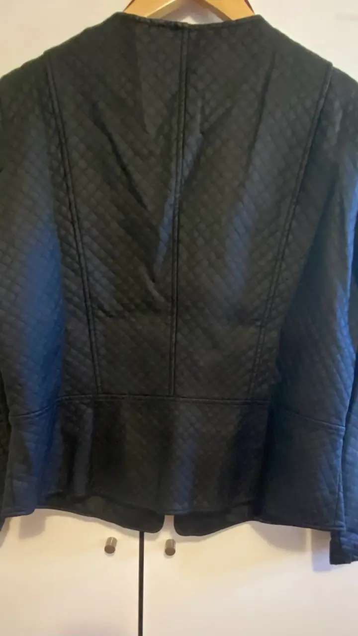 Chaqueta negra acolchada - 4